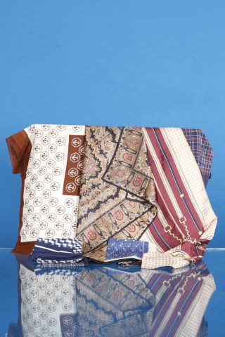 Ensemble de 11 foulards en soie et tissus
