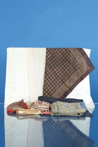 12 foulards et divers en soie et tissus