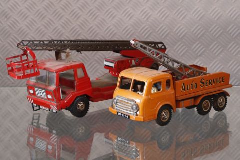 Deux camions Joustra