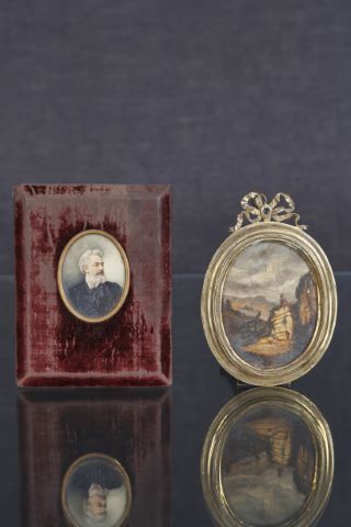 2 miniatures