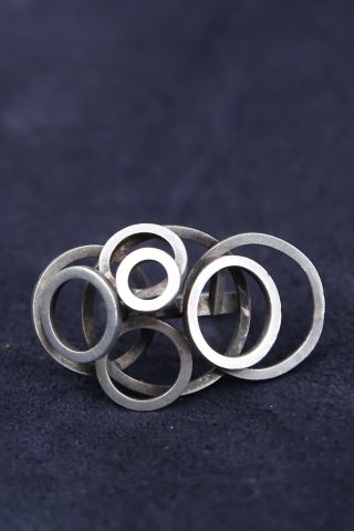 Bague moderniste