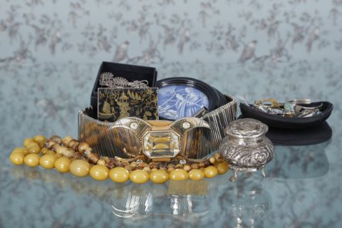 Lot de bijoux et divers