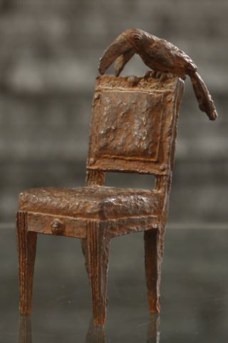 Chaise et toucan
