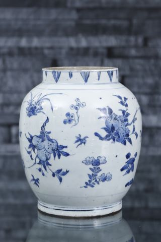 Vase potiche à décor de fruits