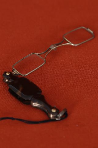 Petite paire de lunettes pliantes
