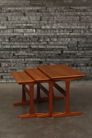 Tables gigognes