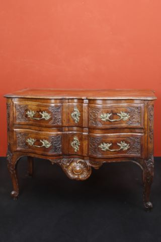 Commode de forme arbalète