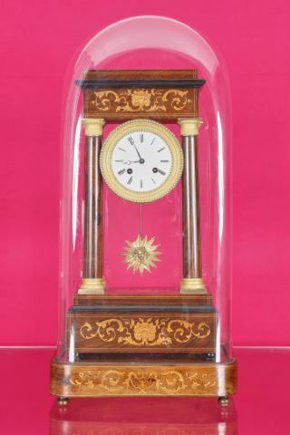 Pendule à portique sous cloche en verre soufflé