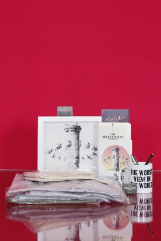 Banksy (né en 1974) Walled off Hotel box