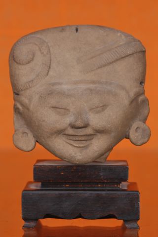 Tête souriante de prêtresse ou de jeune vestale