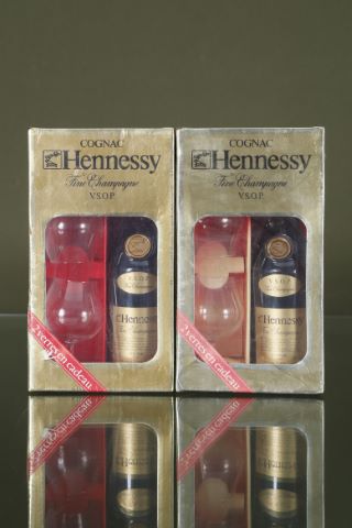 4 coffrets contenant 1 bouteille (70cl) + 2 verres
