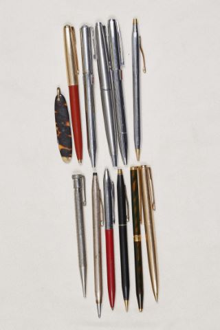 11 stylos à bille et porte-mines