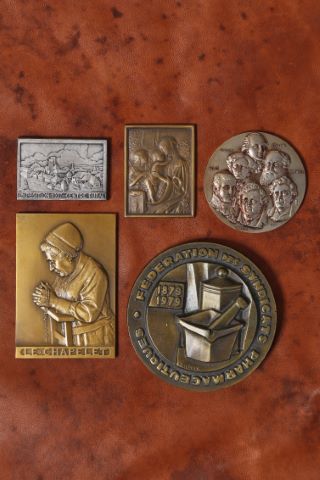 5 médailles et plaques
