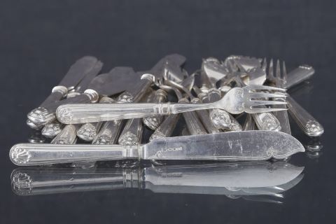 Suite de 12 couteaux et 12 fourchettes à poisson