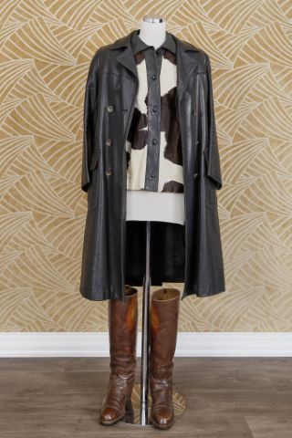 1 veste, 1 salopette, 1 paire de bottes, 1 manteau