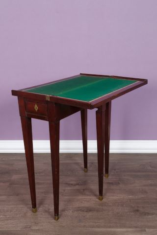 Étroite table à jeux