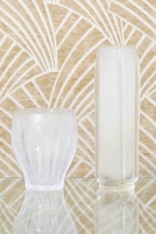 2 vases en verre blanc