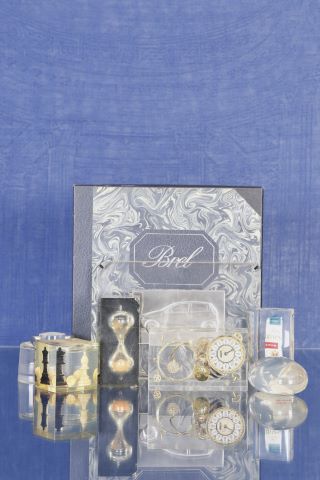 7 objets en résine et plexiglas