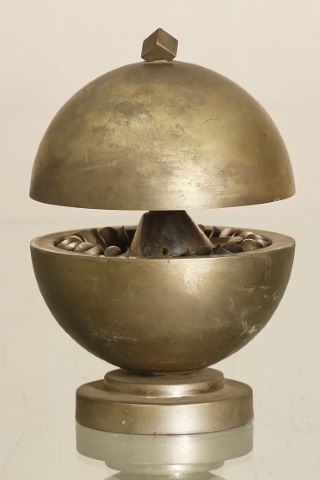 Boule moderniste porte-cigarette