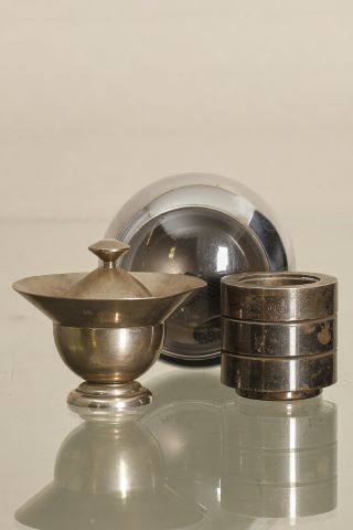 3 objets de bureau