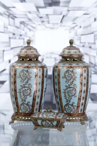 Paire de vases couverts