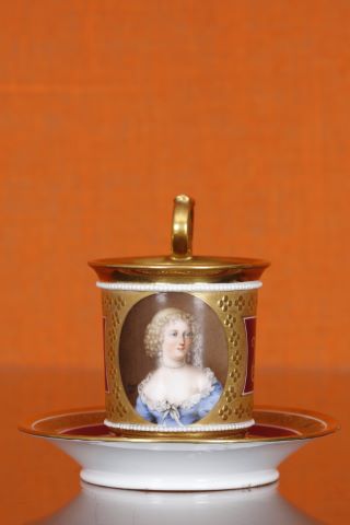 Tasse tripode à l’effigie de Mme de la Vallière, avec…