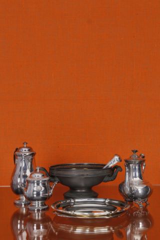 Ensemble d’objets en métal argenté et étain