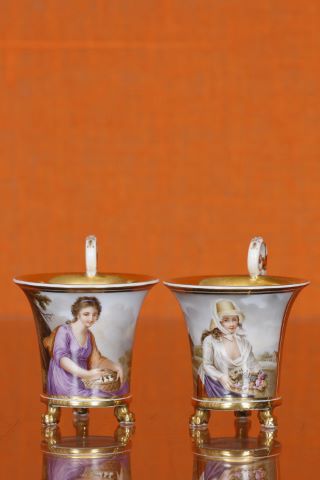 Suite de 2 tasses tripodes