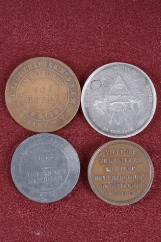 Lot de 4 jetons français et étrangers