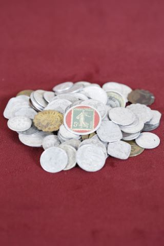 Lot de 105 monnaies de nécessité et timbres-monnaies