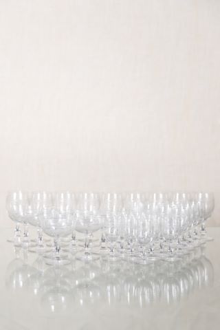 Ensemble de verre en cristal gravé comprenant :