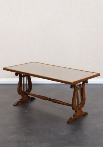 Table basse à piétement lyre