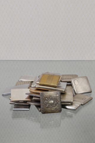 51 étuis à cigarettes