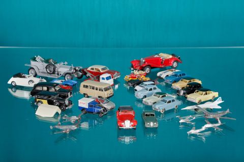 Important ensemble d’automobiles et avions miniatures [33 pièces]