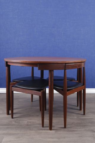 Table ronde + 3 chaises et 1 tabouret