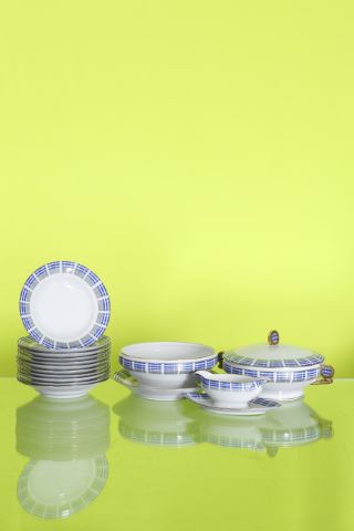 Service en porcelaine, modèle Bayadere bleu, comprenant :