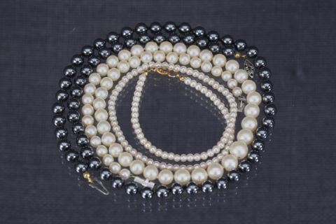 3 colliers de perles de culture et d’imitation