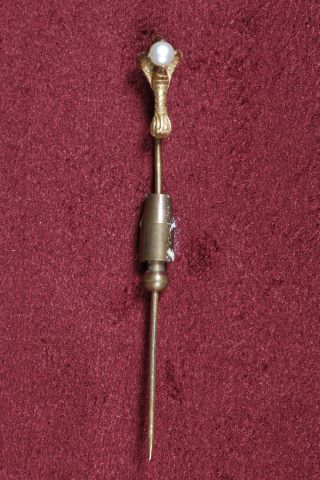 Bijou de cravate serres d’aigle tenant une perle
