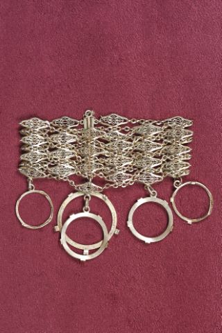 Bracelet ajouré à pendeloques en forme...