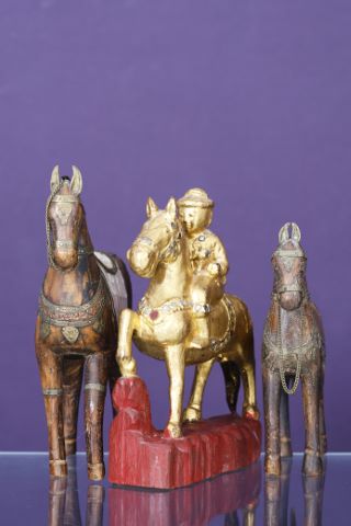 3 objets équestres en bois
