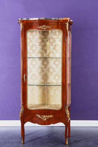 Meuble vitrine en arbalète