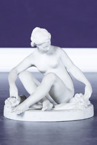 Vénus assise tenant un carquois qu’elle remplit de roses