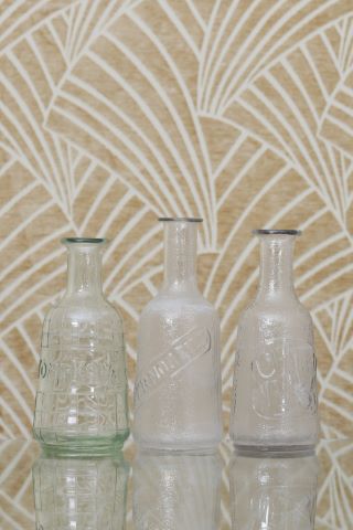 3 carafes en verre pressé-moulé