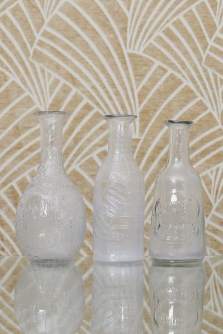 3 carafes en verre pressé-moulé