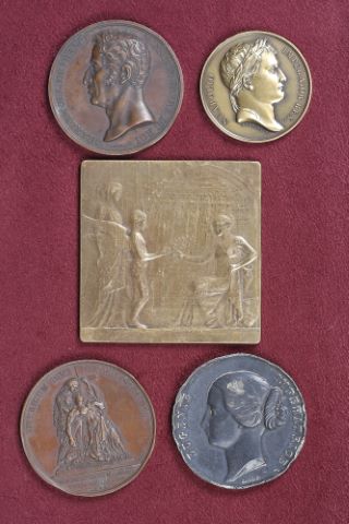 6 médailles et 2 plaques