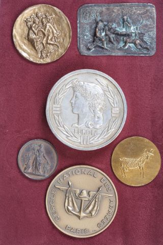 10 médailles et plaques