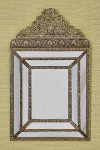 Miroir à parecloses et fronton de style Restauration