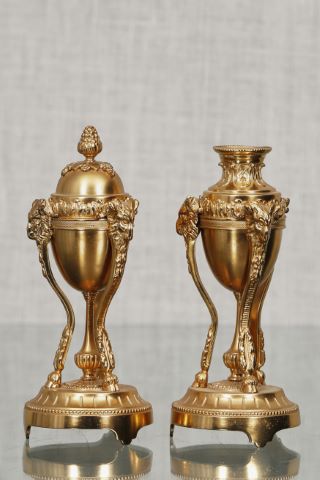 Paire de cassolettes formant bougeoirs