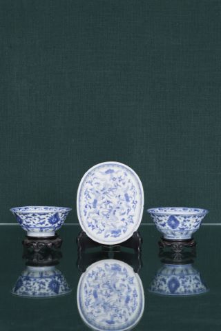 Paire de bols et une coupelle