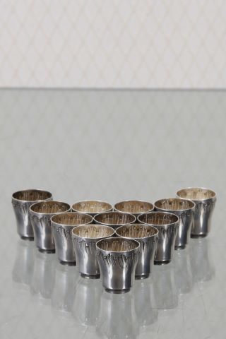 Suite de 12 gobelets à liqueur
